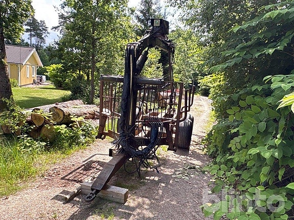 Skogsvagn med kran Mohedavagnen V7