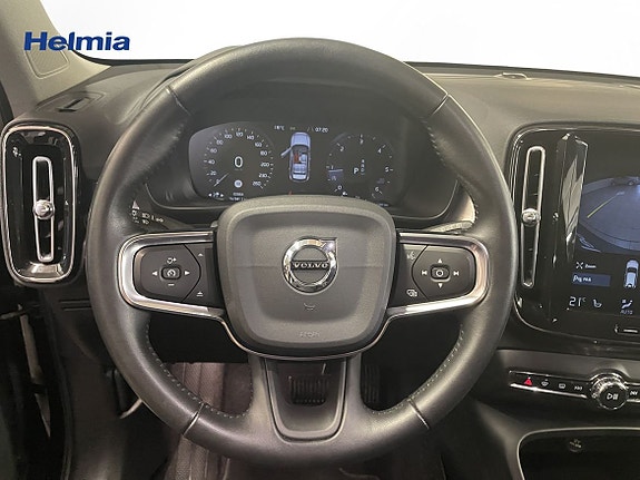 Volvo XC40 11 of 15