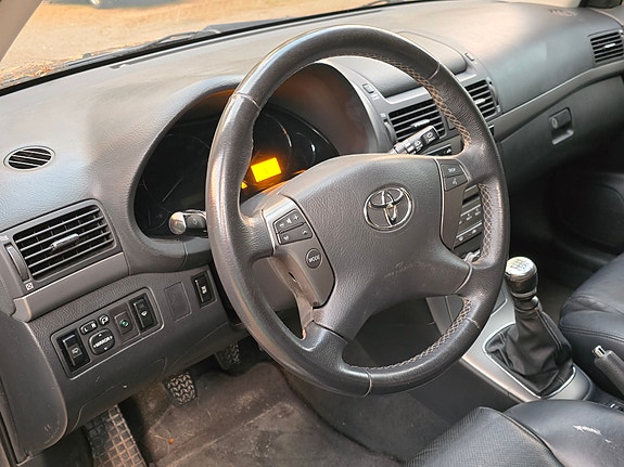 Toyota Avensis 7 of 12