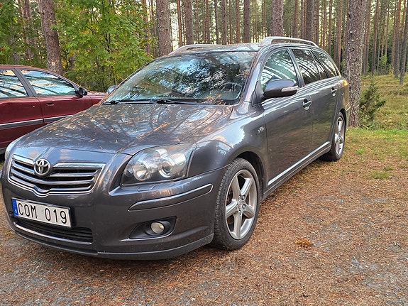 Toyota Avensis 2 of 12
