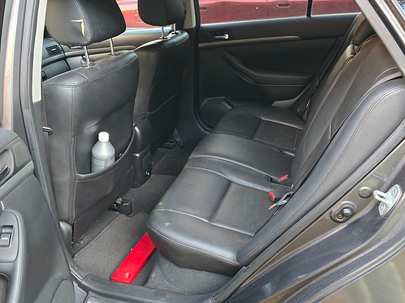 Toyota Avensis 8 of 12