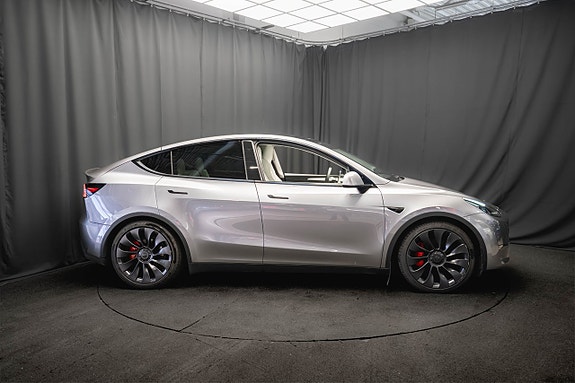 Tesla Model Y 6 of 23