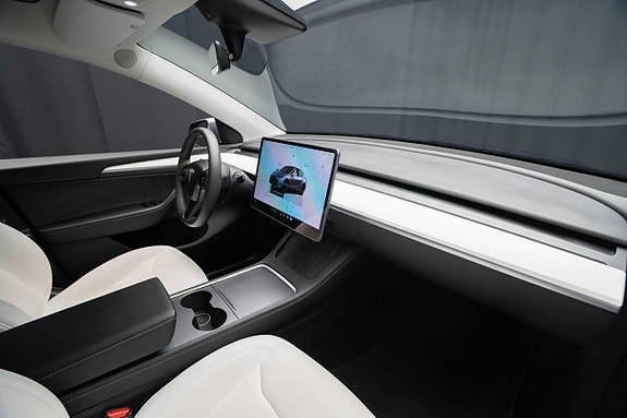 Tesla Model Y 14 of 23