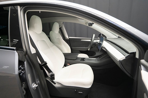 Tesla Model Y 18 of 23