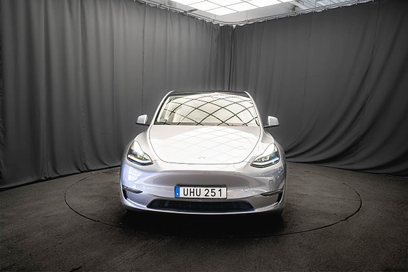 Tesla Model Y 4 of 23