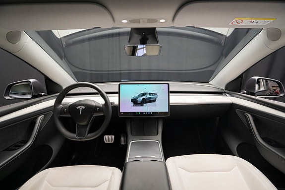 Tesla Model Y 16 of 23