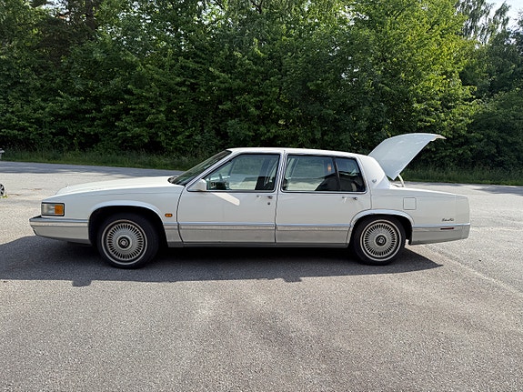 Cadillac Sedan DeVille 10 of 11