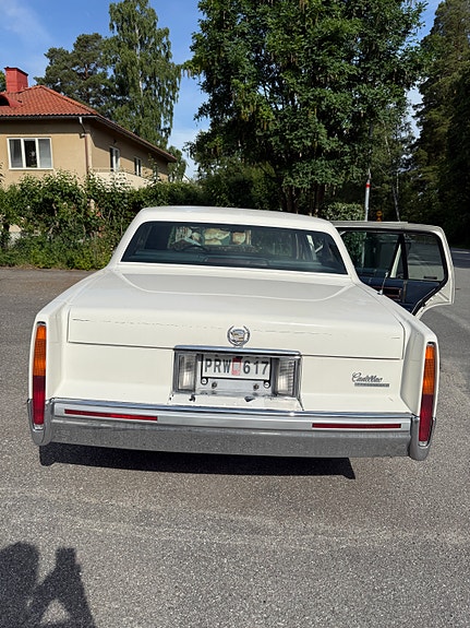 Cadillac Sedan DeVille 6 of 11