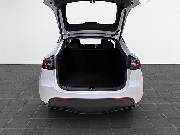 Tesla Model Y 8 of 18