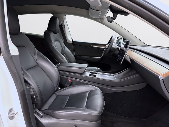 Tesla Model Y 15 of 18