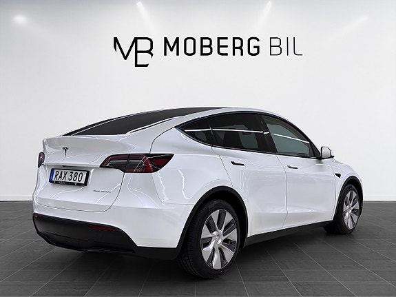 Tesla Model Y 5 of 18