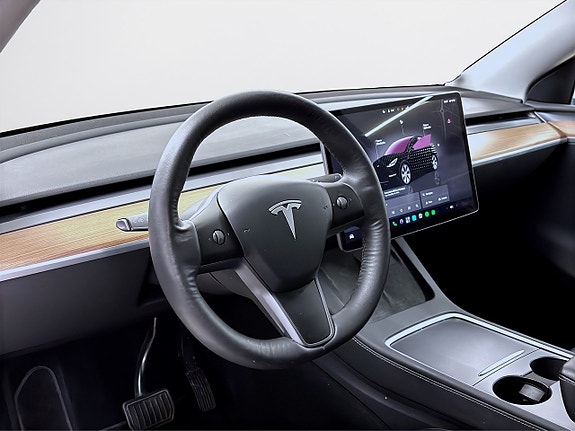Tesla Model Y 10 of 18