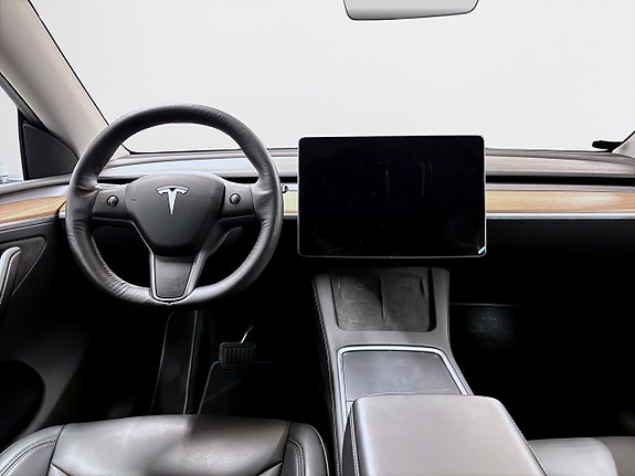 Tesla Model Y 12 of 18