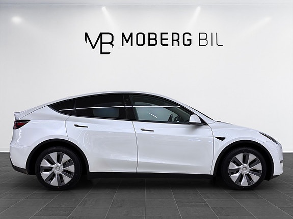 Tesla Model Y 4 of 18