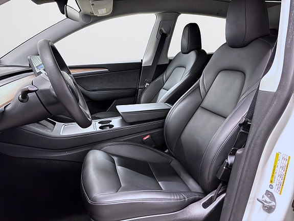Tesla Model Y 9 of 18