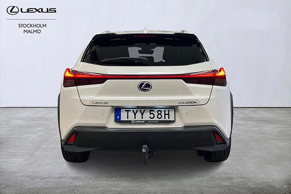Lexus UX250h 20 of 23