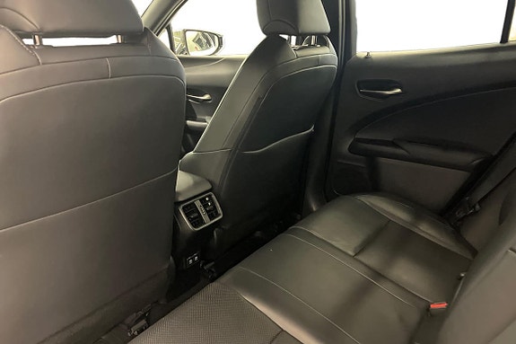 Lexus UX250h 15 of 23