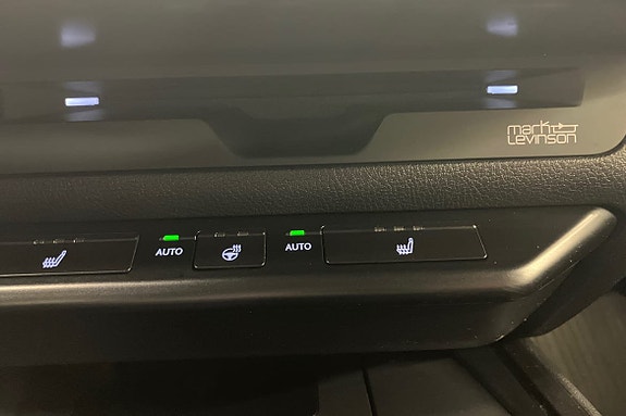 Lexus UX250h 18 of 23