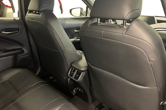 Lexus UX250h 14 of 23
