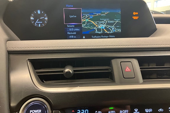 Lexus UX250h 12 of 23