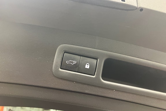 Lexus UX250h 17 of 23