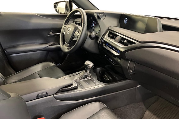 Lexus UX250h 10 of 23