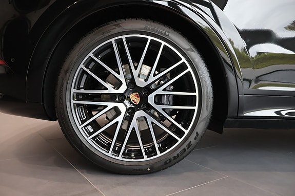 Porsche Cayenne 8 of 17
