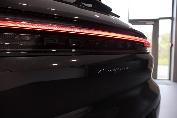 Porsche Cayenne 10 of 17