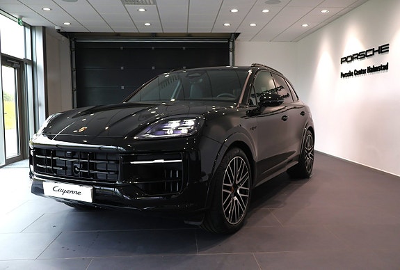 Porsche Cayenne 2 of 17