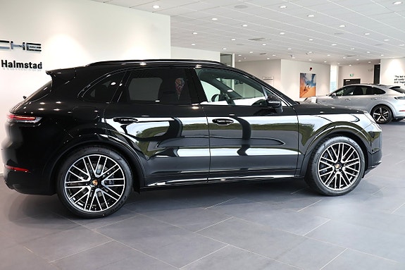Porsche Cayenne 6 of 17