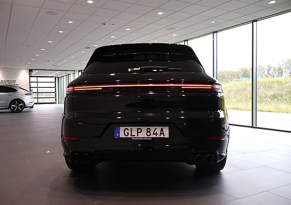 Porsche Cayenne 9 of 17