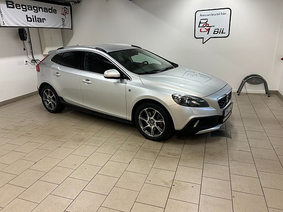 Volvo V40 Cross Country 2 of 13
