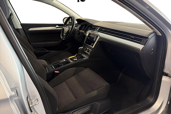 Volkswagen Passat 14 of 23