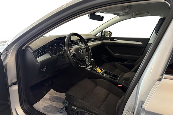 Volkswagen Passat 10 of 23