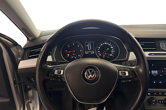 Volkswagen Passat 13 of 23