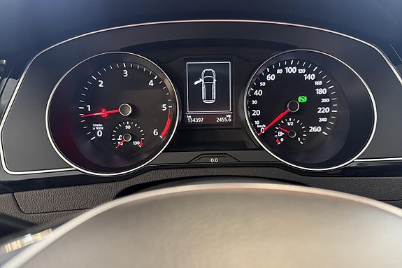Volkswagen Passat 16 of 23