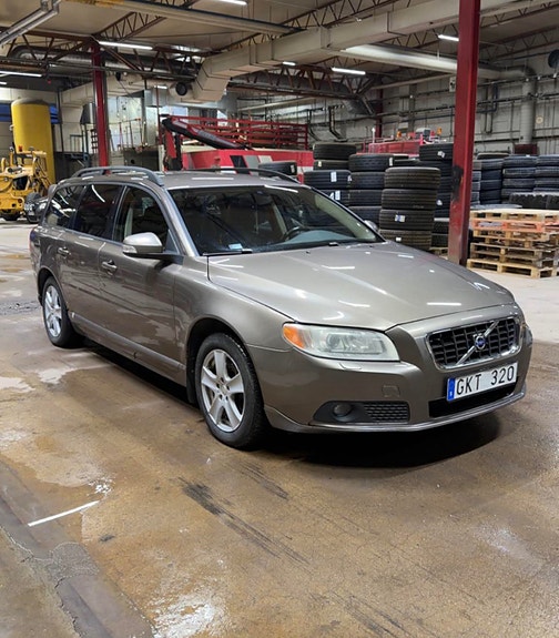 Volvo V70 2 of 8