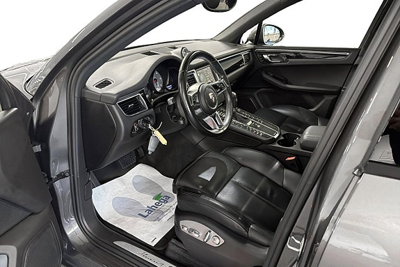 Porsche Macan 12 of 26