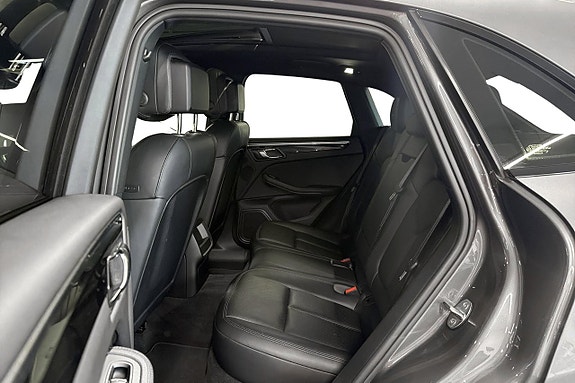 Porsche Macan 26 of 26