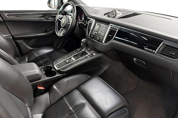 Porsche Macan 18 of 26