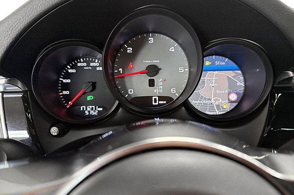 Porsche Macan 19 of 26