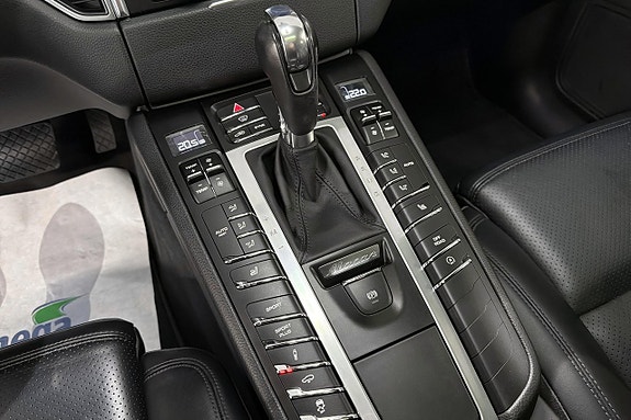Porsche Macan 23 of 26