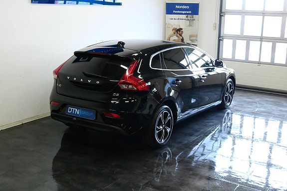 Volvo V40 2 of 17