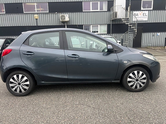 Mazda 2 4 of 8
