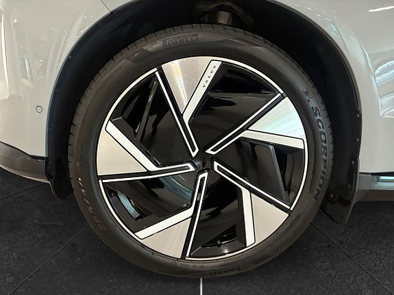 Volvo EX90 10 of 15