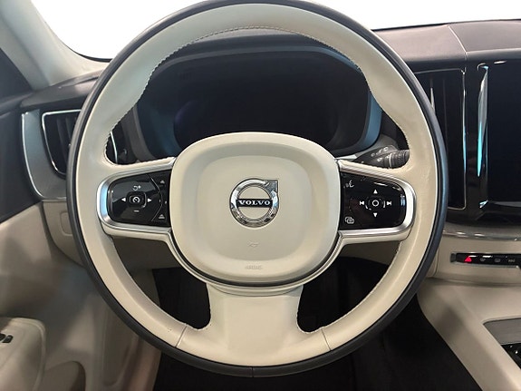 Volvo XC60 10 of 16