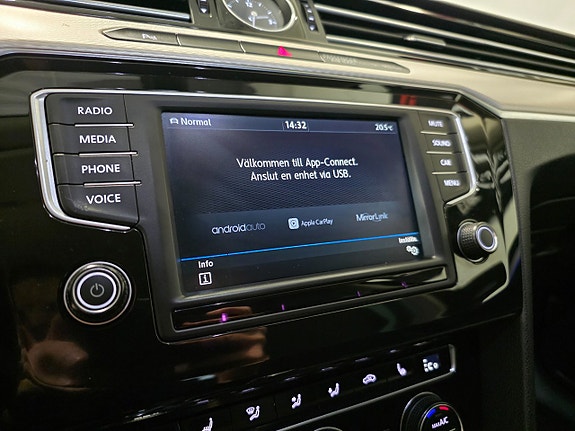 Volkswagen Passat 19 of 24