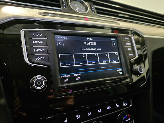 Volkswagen Passat 21 of 24