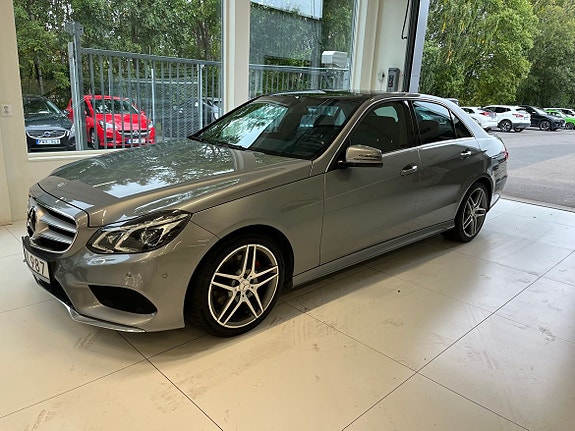Mercedes-Benz E220 2 of 11