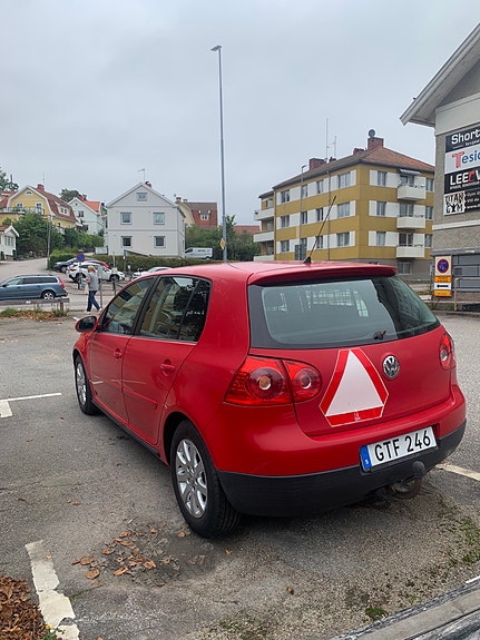 Volkswagen Golf V 2 of 6